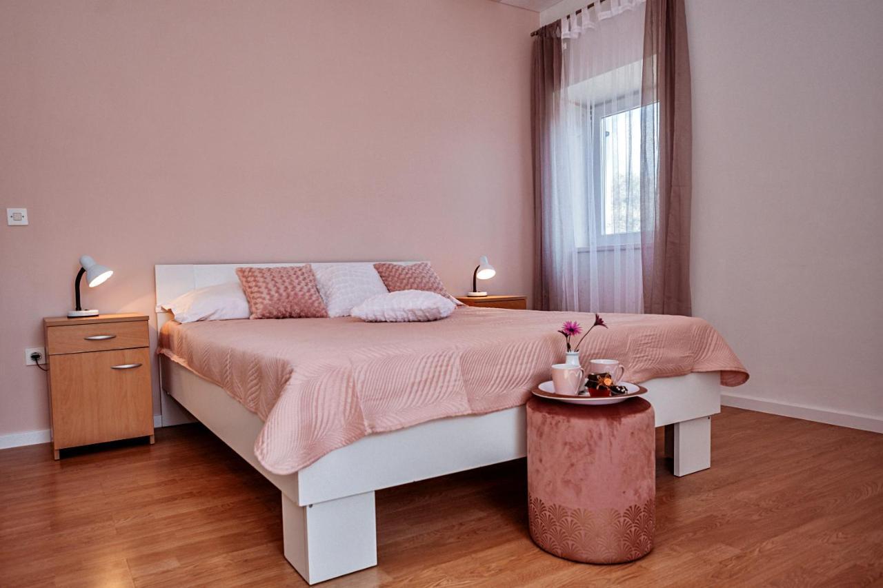 Rooms Emilija Božava Esterno foto